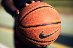 爱游戏tv-赛道上的孤勇者，乔治硬仗之王的加冕之夜