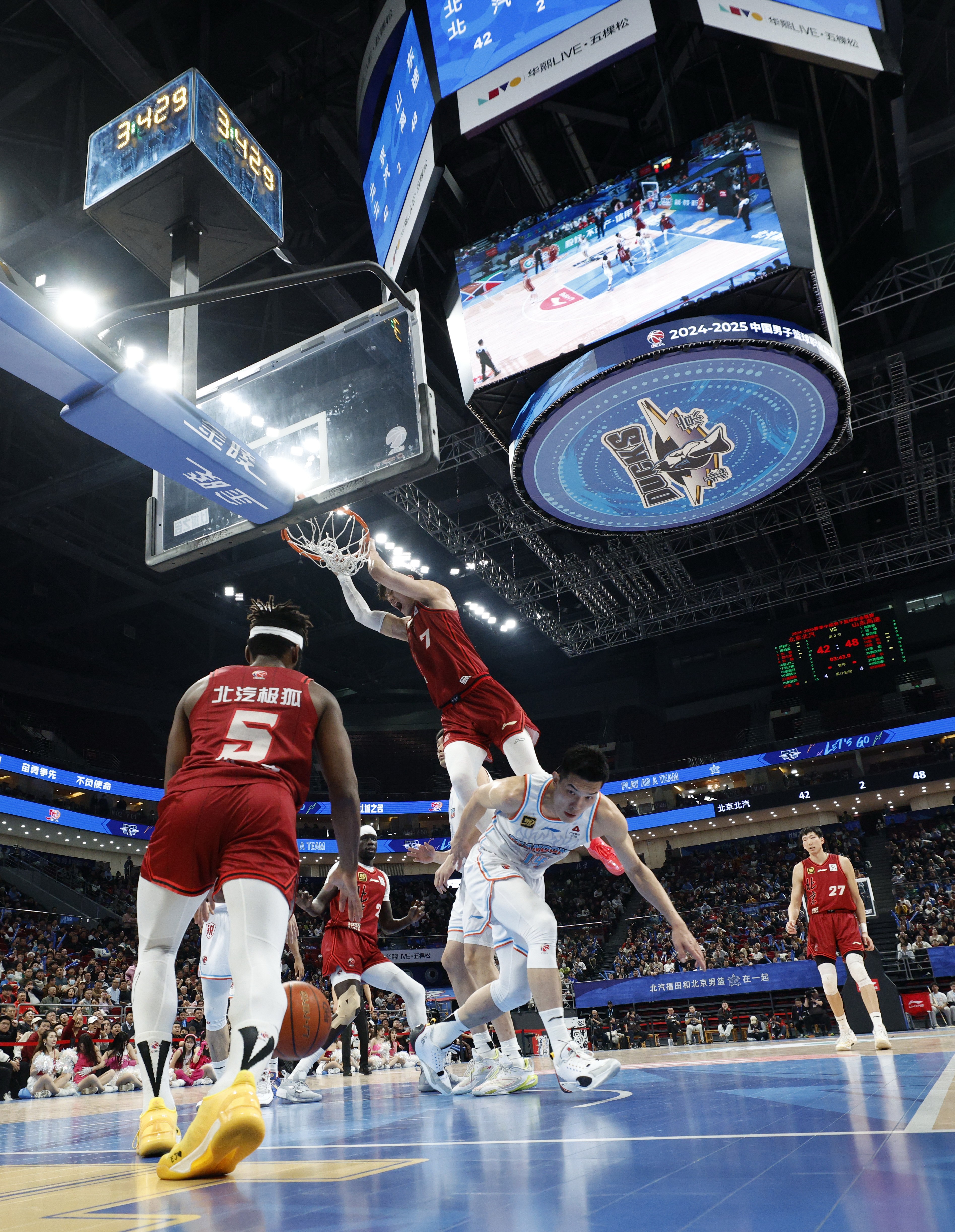 场上风起云涌，比赛引人瞩目