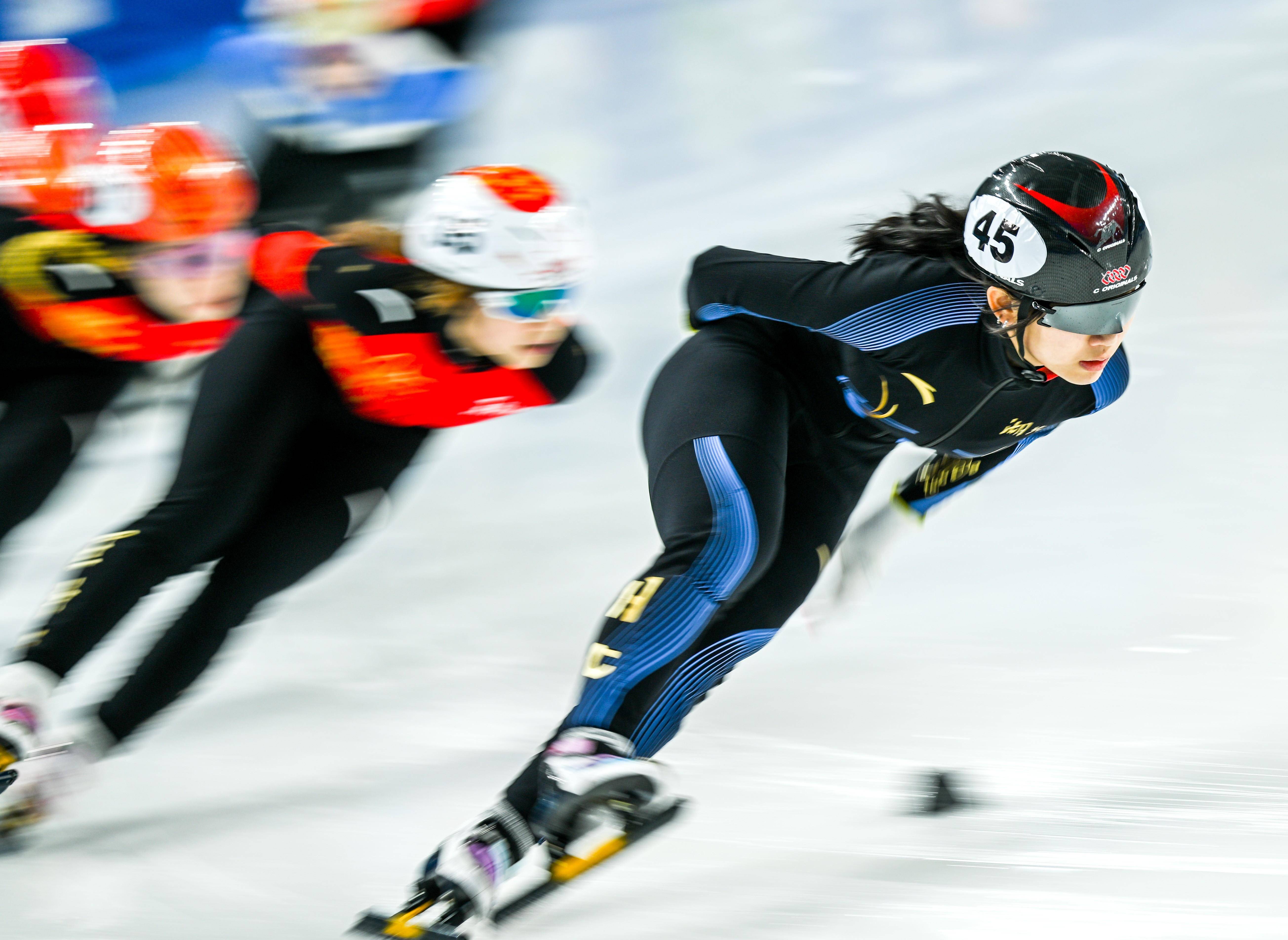 包含短道速滑选手速度惊人，一路领先夺魁的词条