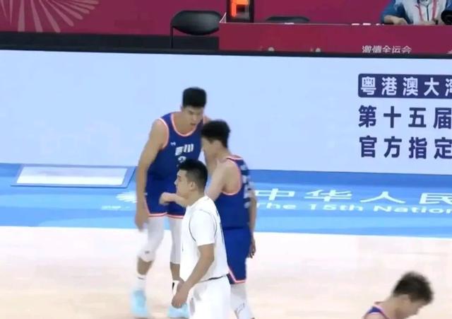 四川男篮客场力克对手，挺进前八逐步提升实力的简单介绍