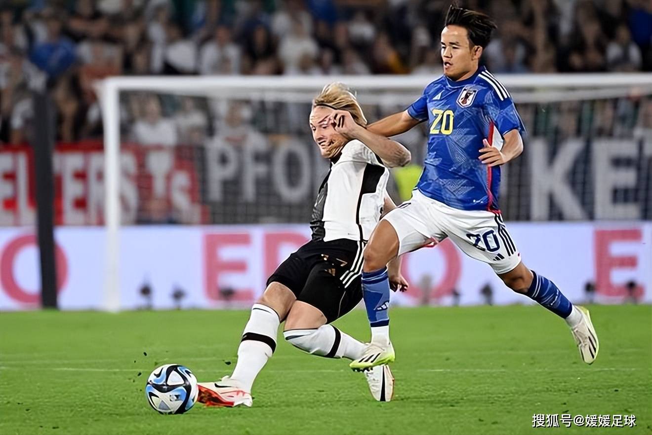 沃尔夫斯堡客场战胜对手，全队高兴的简单介绍