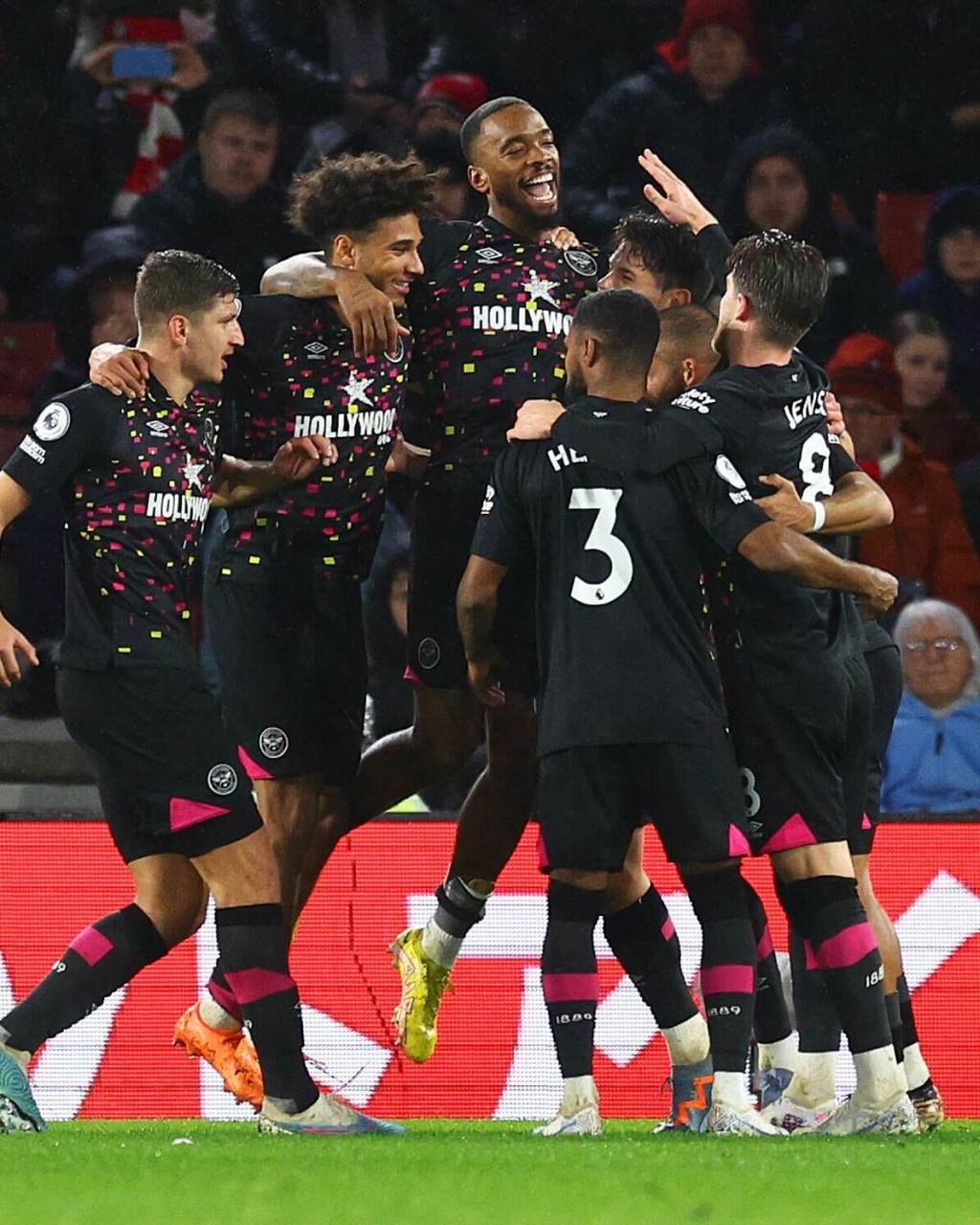 包含南安普顿球员爆发出色，帮助球队取得连胜的词条