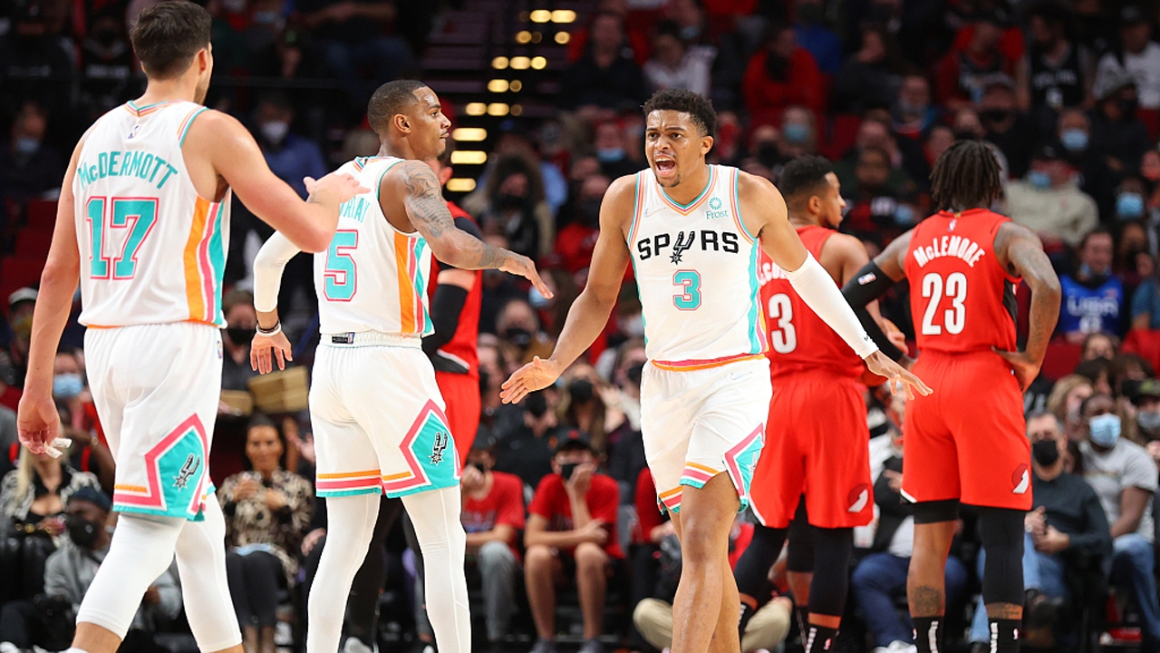 马刺完胜国王，麦科勒姆绝境逆转